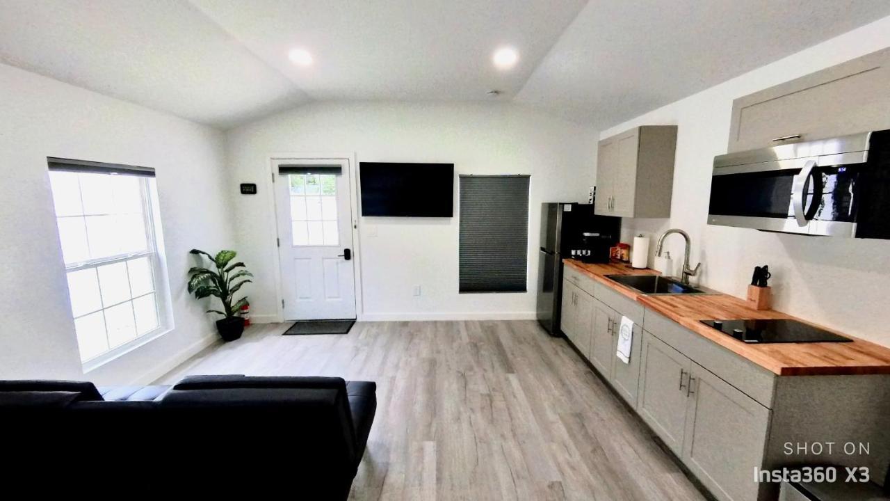 All Modern Studio With Private Entry & Parking. Brandon Eksteriør bilde